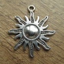 Bedeltje zon zilverkleurig