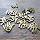 Bedeltje handje handmade brons