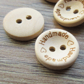 houten-knoop-met-tekst-handmade