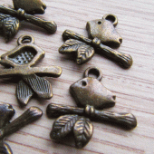 Bedeltje vogeltje op tak brons