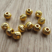 Gouden kraaltje met ribbels