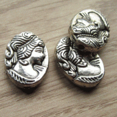 Metalen kraal met vrouw