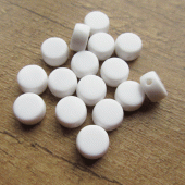 Plat rond wit acryl kraaltje