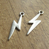 Bedeltje bliksemschicht zilverkleurig