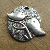 Bedeltje ovaal met vogel zilverkleurig